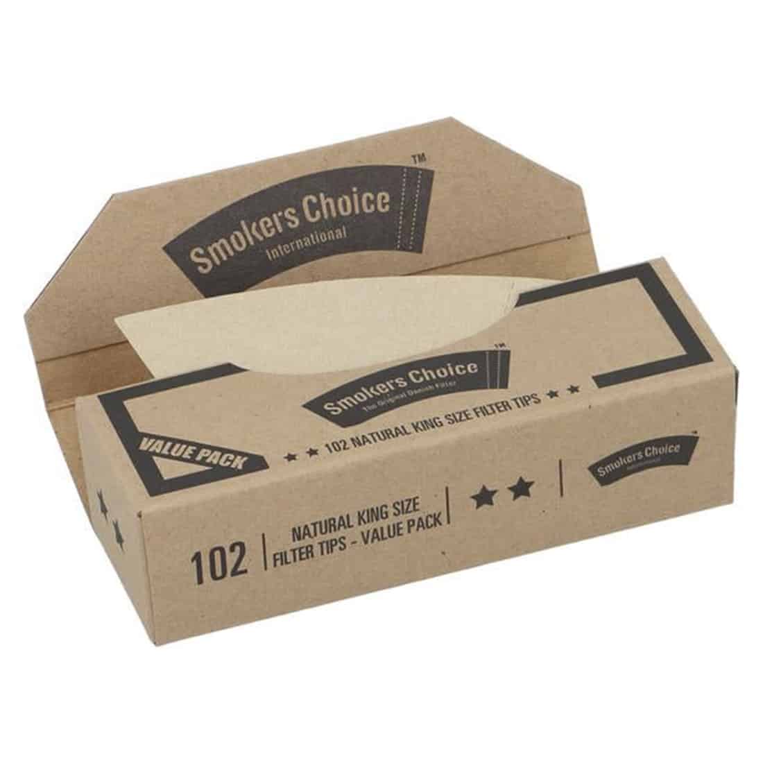 En pakke med tobaksprodukter fremstår i en rektangulær form, dækket af et farverigt omslag. Omslaget prydes af en kombination af grønne, brune og gule nuancer med tydelig tekst i hvid og sort. På forsiden er der detaljerede illustrationer af naturlige elementer, samt et logo. Pakken indeholder king size papir og er lukket med en klar emballage.