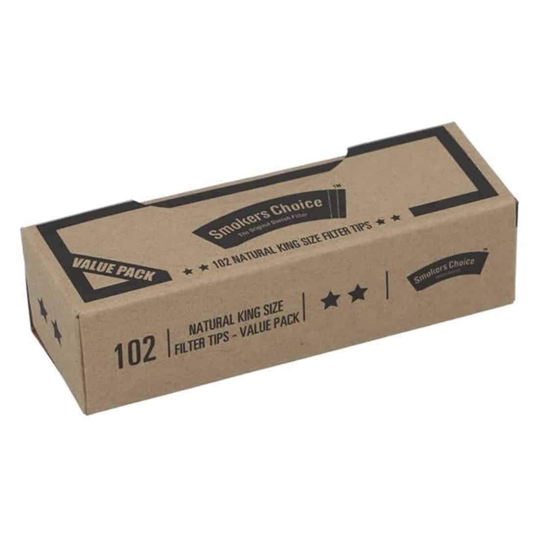 En pakke med tobaksprodukter i en rektangulær form præsenterer sig i klare farver. Forsiden er dekoreret med grønne og brune nuancer, mens teksten er trykt i en kontrastfarve, der fremhæver produktnavnet. Materialet fremstår glat og skinnende, med en mat finish på bagsiden. Kanten er præcist skåret, hvilket giver en professionel fremtoning.