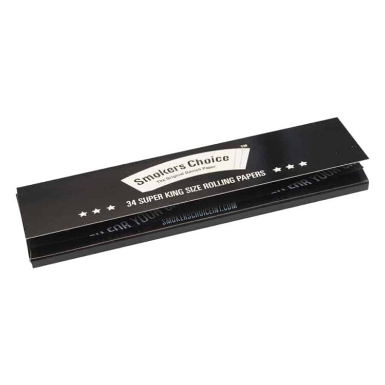 A black Smokers Choice - Rolling Papers Sort Super King Size pakke med etiketten "34 Super King Size Rolling Papers" og fem stjerner, delvist åbnet for at vise indholdet.