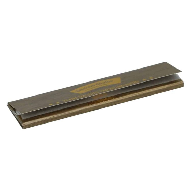 En åben pakke af "Smokers Choice - Rolling Papers Gold King Size" med gyldent logo og tekst på en brun baggrund, der viser de foldede papirer indeni, velegnet til kræsne rygere.