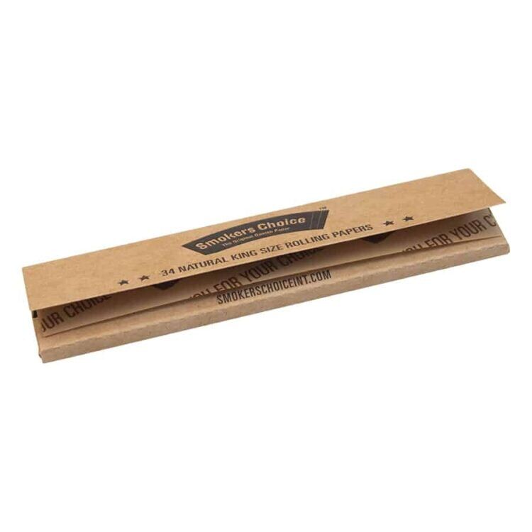 The Smokers Choice - Rolling Papers Natural King Size er pakket i en brun pakke med elegante sorte bogstaver, der indeholder 34 omhyggeligt udformede rullepapir præsenteret mod en sprød hvid baggrund.