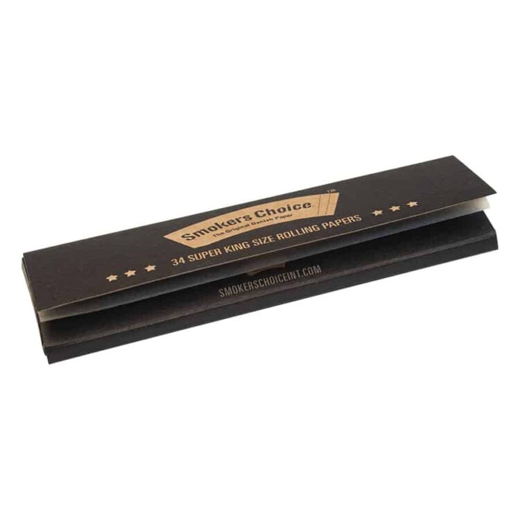 Der vises en sort pakke med Smokers Choice - Rolling Papers Natural Super King Size, med "34 Natural Super King Size Rolling Papers" med et stjernedesign. Besøg smokerschoiceintl.com for flere detaljer.