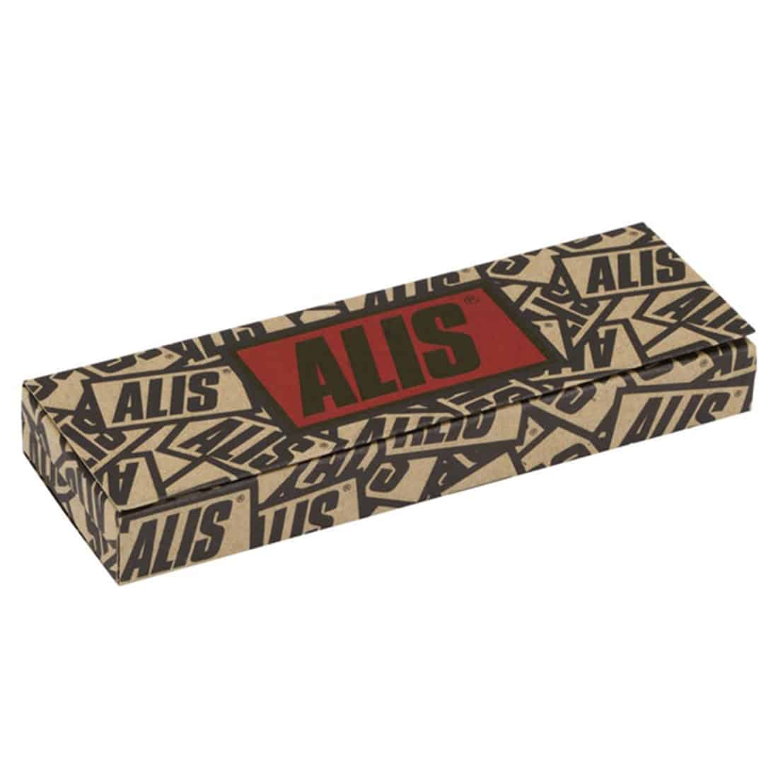 En pakke med cigaretter præsenteres i en langstrakt form, domineret af en sort baggrund. Fronten har et stort, farverigt logo med guldfarvede og hvide skrifttyper. På siden ses en rød og hvid streg, der fremhæver produktets navn. Pakken har en glat, blank overflade, hvilket giver et moderne udtryk. Nederst er der en advarselstekst i hvid.