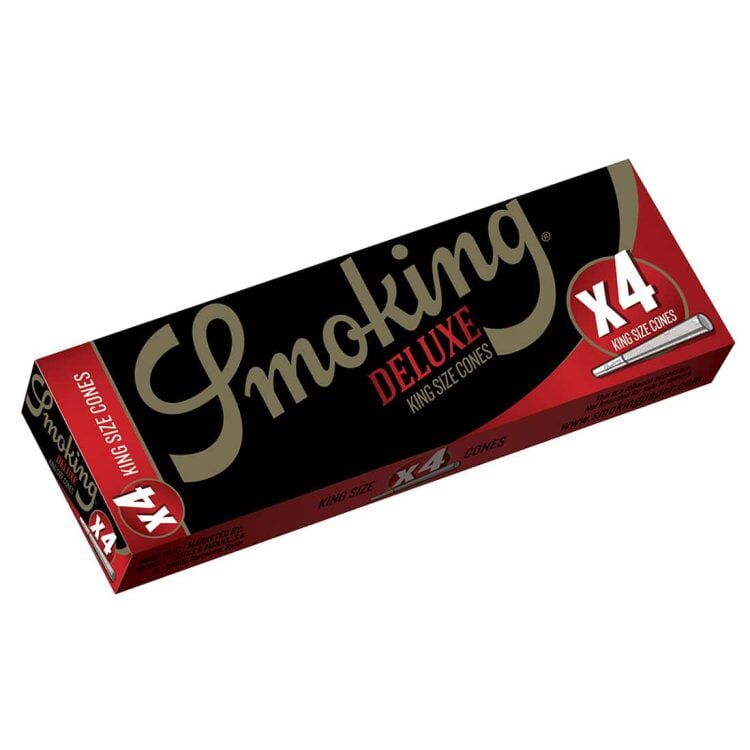 Fire koniske tobaksruller præsenteres i en elegant, sort pakke. Hver rulle har en glat, hvid overflade med en fin, jævnt fordelt tekstur. Den øverste del af hver rulle er let buet og afslører en åbning til fyldning. Pakken er dekoreret med diskrete, gyldne detaljer og en simpel logo-illustration, der tilføjer et strejf af raffinement.