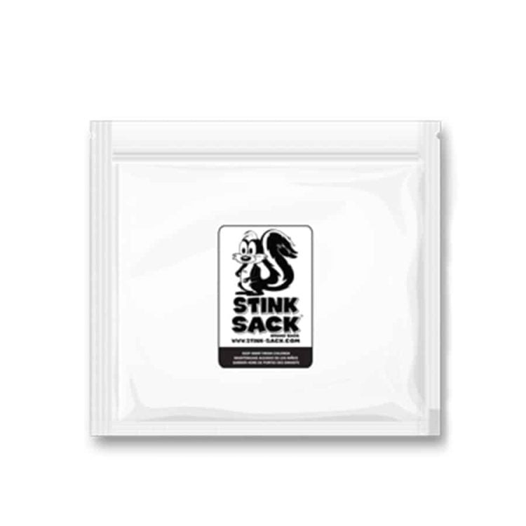 Tre kraftige hvide zip-bags er stablet sammen. Hver taske har en glat overflade og er lukket med en solid zip-lukning øverst. Taskerne har en rektangulær form og er lavet af gennemsigtigt plastmateriale, som giver indholdet synlighed. Der er tydelige sømme langs kanterne, og taskerne har en let mat finish, der fremhæver deres robuste udseende.