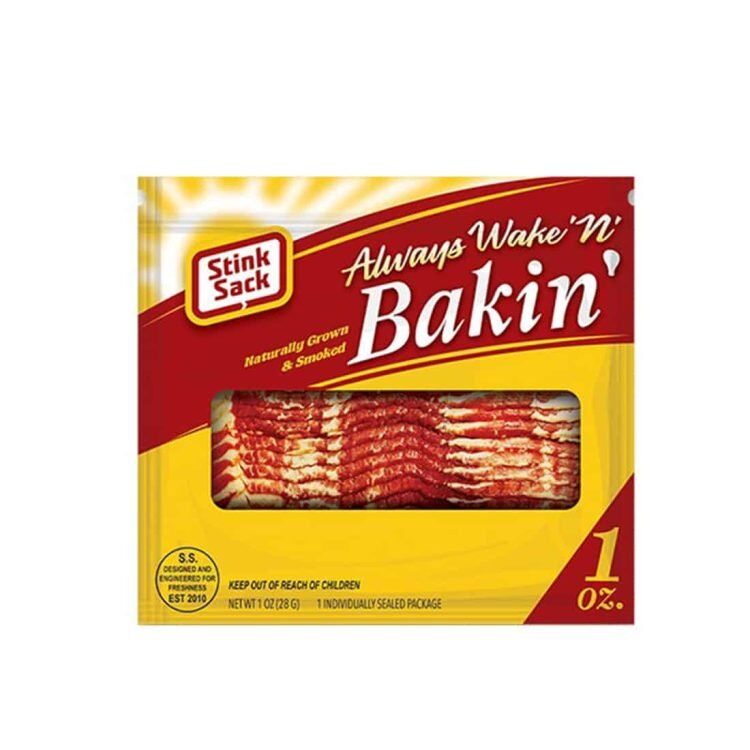 Tre genbrugelige zip-lukningsposer præsenteres med en transparent overflade, der afslører indholdet. Poserne har en mat finish med farverige mønstre og illustrationer i nuancer af grøn, blå og orange. Hver pose har en solid, farvet lynlås i toppen, der sikrer lukning. Størrelsen varierer, hvilket giver mulighed for opbevaring af forskellige genstande.