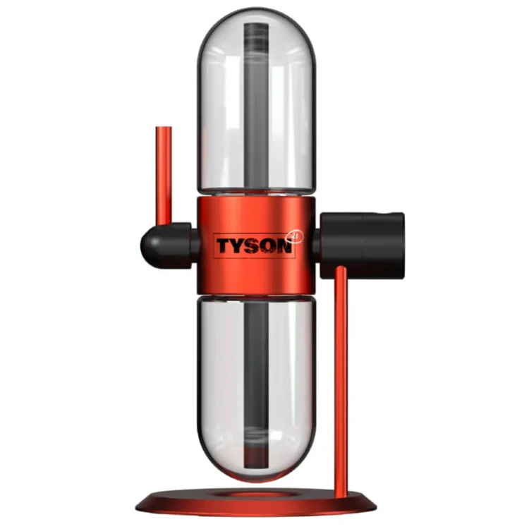 Glas i klar og mat finish danner en elegant vandpibe med en slank, cylindrisk form. Den øverste del har en kurvet, konisk form med en bredere åbning. En metalstang i sølvfarve strækker sig ned til bunden, hvor den møder en rund base. En sort slange med en gummihåndtag er tilsluttet siden, hvilket skaber kontrast til de klare og metalliske elementer.