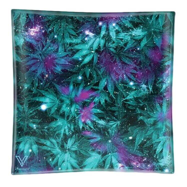 Et askebæger i klart glas med en rund, flad bund og en let hævet kant. Det har en glat overflade, der reflekterer lys og skaber en glinsende effekt. I midten er der en dyb fordybning, der fungerer som opbevaringsområde for aske. Kanten er let afrundet, hvilket giver en blød overgang mellem toppen og bunden.