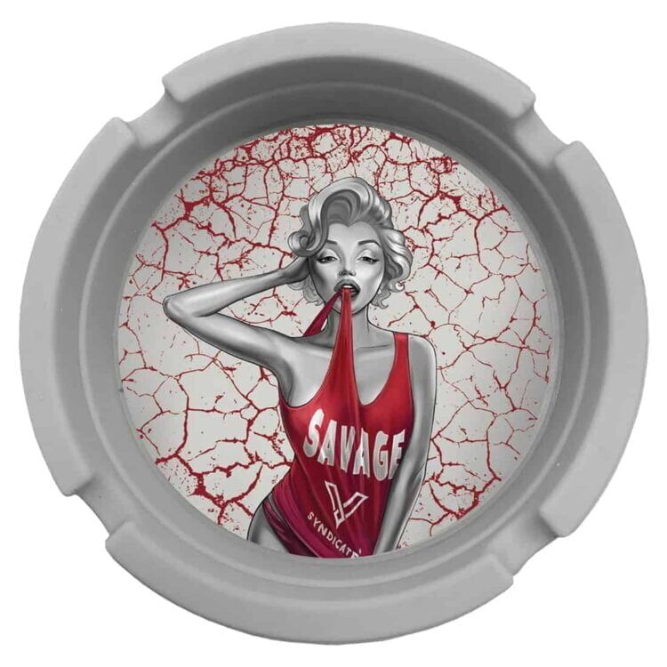 Et askebæger i transparent silikone, der måler 80 mm i diameter. Det har en blød, fleksibel struktur med en let mat overflade. Askebægeret er designet med en rund form og en lav kant, der skaber en diskret og stilren æstetik. Der er indsatser til cigaretter, der sikrer stabilitet og funktionalitet. Farven er klar, hvilket giver et moderne udtryk.