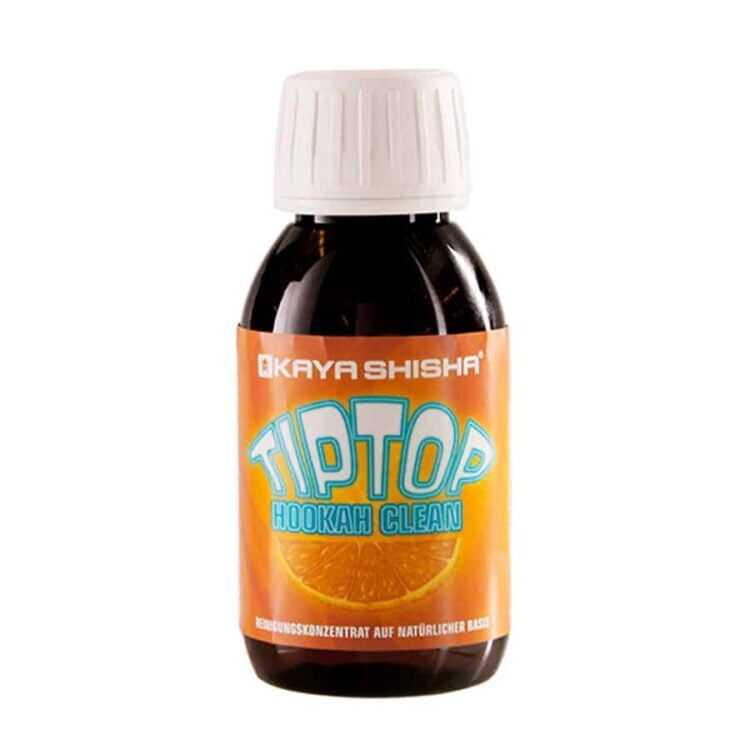 En skinnende, metalgrå shisha står centralt på en hvid overflade. Røret er slankt med en glat overflade, mens vandbeholderen er gennemsigtig med en let buet form, fyldt med klart vand. Omkring shishaen ligger et udvalg af rengøringsredskaber, herunder børster med forskellige børstehår og en sprøjteflaske. Farverne varierer fra grå til grønne nuancer.