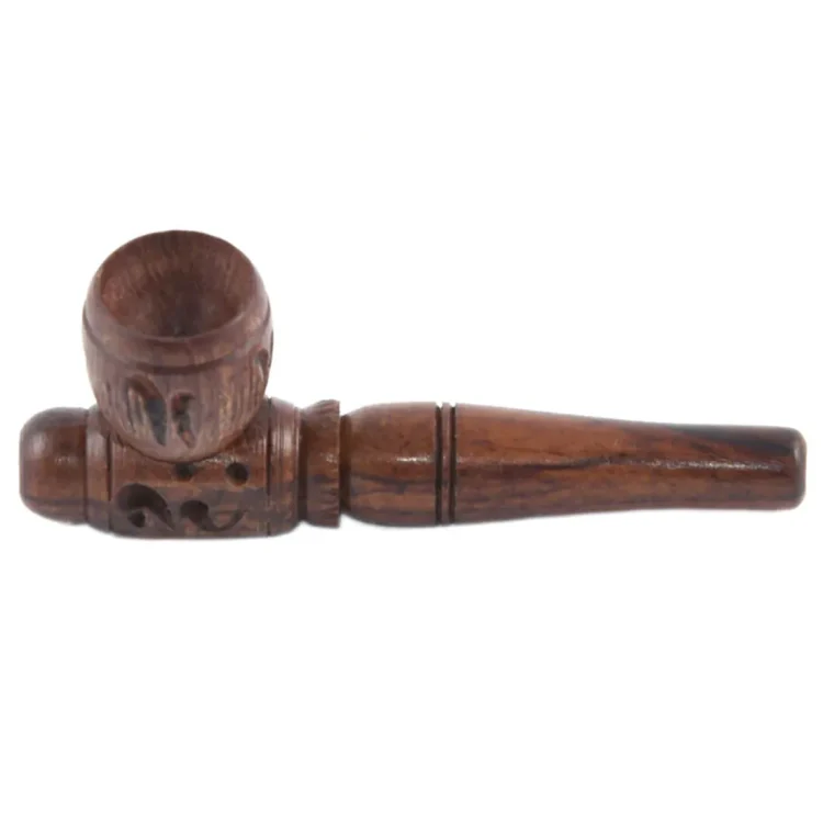 En træpibe med en glat, poleret overflade fremstår i en dyb brun farve. Piben har en klassisk, slank form med en let buet hals og en bredere skål. Den sorte akrylpipestik tilføjer kontrast og en moderne detalje. Mønstret i træet er synligt med fine årer, der giver et naturligt udtryk.