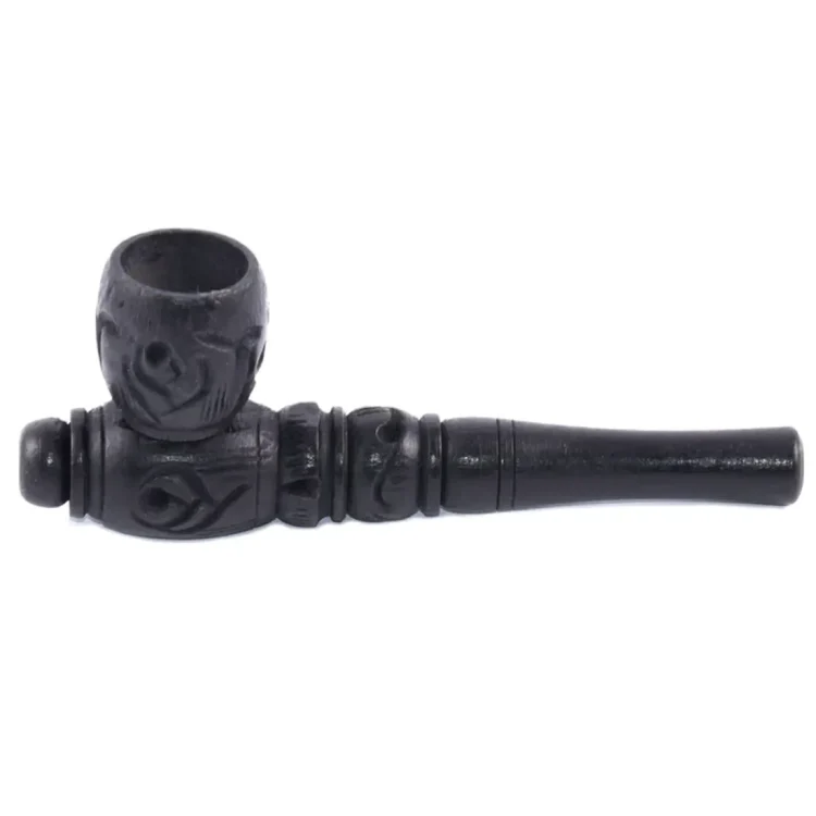 En træpibe med en glat, brun overflade og en let lysere skygge ved mundstykket. Piben har en elegant, buet form med bløde linjer, der skaber en harmonisk silhuet. Mundstykket er sort og fremstår blankt, mens piben har tydelige årer og strukturer, der fremhæver det naturlige træmateriale. Det samlede udtryk er klassisk og tidløst.