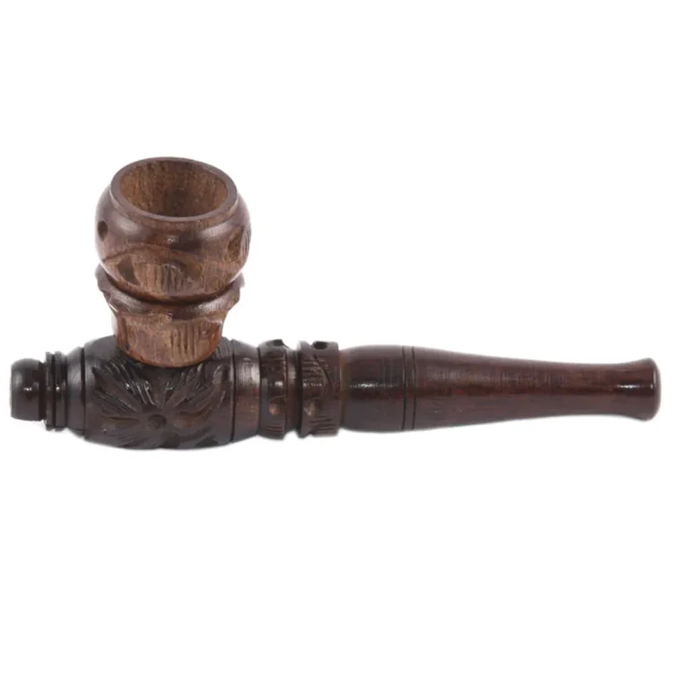 En træpibe med en glat, brun overflade pryder midten af beskrivelsen. Piben har en elegant, buet form med en let afrundet spids og en bredere, flad bund. Den er udstyret med et mundstykke i sort akryl, der har en let glans. Pibens krop viser tydelige åretegninger, som tilføjer en naturlig tekstur.