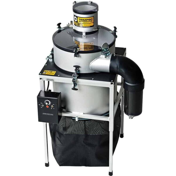 En kompakt enhed med en rektangulær form, dækket af en mat sort overflade. Fronten har en digital skærm med klare, hvide cifre og knapper i metal, der fremstår robuste. Enheden har ventilationsåbninger på siderne og en tydelig stikkontakt i bunden. Bagpå ses flere tilslutningspunkter, der er markeret med små symboler.