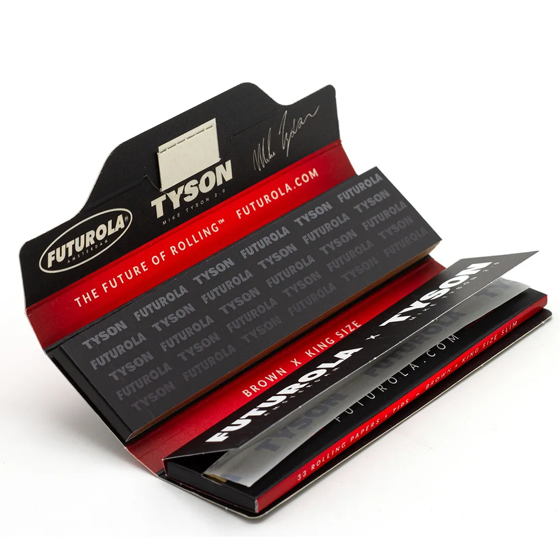 Tyson 2.0 X Futurola unbleached king size papir er præsenteret i en rektangulær pakke med en rå, brun farve. Overfladen har en let struktureret tekstur, og der er en tydelig sort skrift, der angiver produktets navn. Indholdet omfatter lange, naturlige papirark med matchende tips, der er synligt i en organiske stil, ideelt til rulleformål.