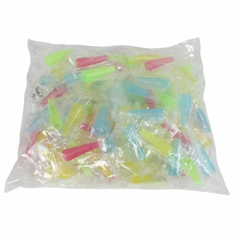 Et sæt af 100 plastikmundstykker præsenteres i en række farver, herunder rød, blå, grøn og gul. Mundstykkerne har en glat overflade og en cylindrisk form med en let udvidelse i den ene ende. Hver enhed er ensartet i størrelse og design, hvilket giver et ensartet udseende i samlingen.