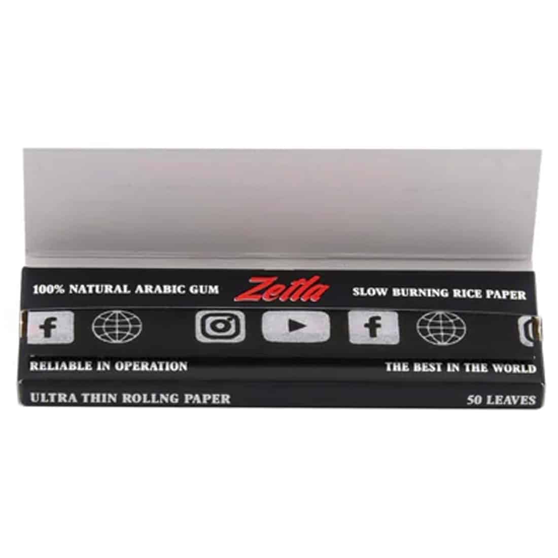 En sort, minimalistisk stol med en glat, mat overflade og en enkelt, elegant form. Stolen har en lav ryg og brede sædeplader, der skaber en indbydende siddeplads. Benene er slanke og lige, hvilket giver et let indtryk. Stolen står stabilt på en flad overflade, og den enkle, moderne stil fremhæver dens tidløse design.