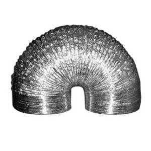 En 10 meter lang slange i aluminium præsenteres med en glat, metalisk overflade, der reflekterer lys. Slangen har en cylindrisk form og viser tydelige samlinger, der skaber fleksibilitet. Farven er sølvgrå, og overfladen er ensartet uden synlige urenheder. Enderne er afsluttet med metal fittings, som er designet til at sikre tæt forbindelse.