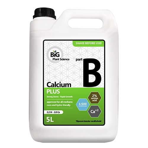 En stor, rektangulær plastflaske med en kapacitet på fem liter. Flasken er hovedsageligt hvid med grønne og blå detaljer. Et farverigt etiket pryder fronten, som indeholder teksten "Calcium Plus" i store, tydelige bogstaver. Baggrunden er hvid, mens et mønster af grønne bladesillustrationer tilføjer et naturligt præg. Flaskens låg er gråt og har en skruefunktion.