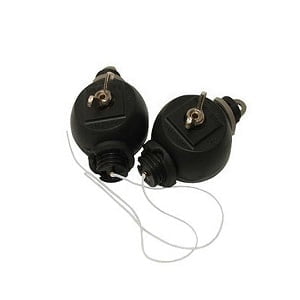 En række af farverige, runde sushi-ruller pryder en hvid tallerken. Hver rulle er fyldt med forskellige ingredienser, synlige gennem det gennemsigtige tang og ris. Ruller varierer i farver, med nuancer af grøn, orange og hvid, og enkelte har sesamfrø drysset over. Tallerkenen er prydet med en let glans, som fremhæver de friske ingredienser.