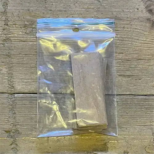 Brune filtertips præsenteres i en pakke med 50 stykker, arrangeret i en lige række. Hver filtertip har en cylindrisk form med en glat overflade. Farven er en varm brun nuance, hvilket giver et naturligt udseende. Pakken har en simpel, gennemsigtig indpakning, der afslører filtertipsene, og en let genkendelig tekst, der angiver produktets navn.