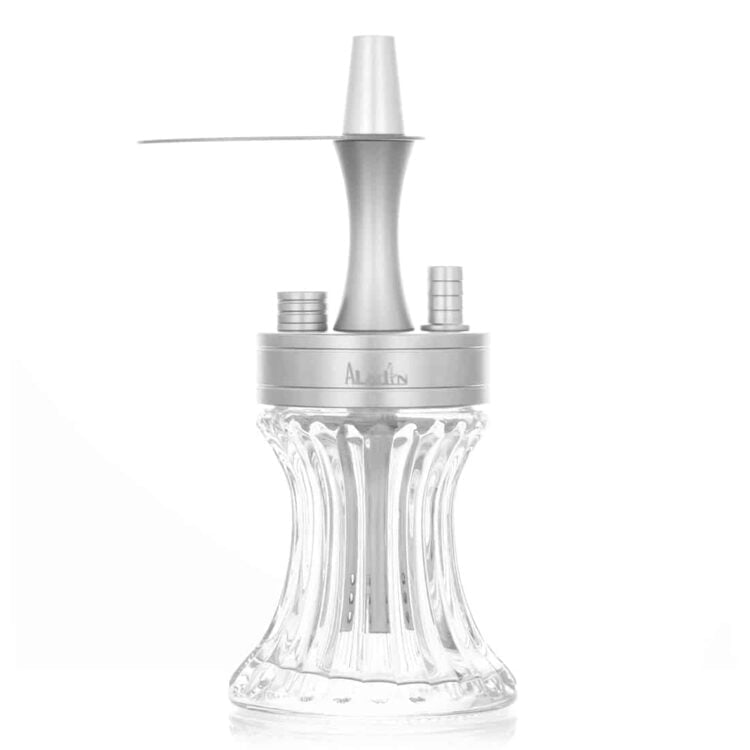 En bærbar vandpibe i sølvfarvet metal med en glat, skinnende overflade. Den har en slank, cylindrisk form med en buet hals, der fører til en skål i toppen. En fleksibel slange i sort gummi er tilsluttet, og der ses en mundstykke i samme farve. Basen er stabil med en bred, flad bund, der giver en solid støtte.