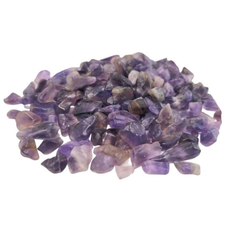 Amethyst ædelsten chips præsenterer sig i nuancer af dyb lilla og lavendel, med en glinsende overflade. Stykkerne varierer i størrelse, form og tykkelse, hvilket skaber en naturlig, uregelmæssig tekstur. De små, flade facetter reflekterer lys og fremhæver mineralernes krystalstruktur, der lader lyset filtrere igennem, hvilket giver en subtil glans.