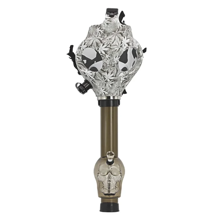En bongs struktur fremstår i en dyb grøn farve med en glat, skinnende overflade. Den har en karakteristisk gasmaskeform, som inkluderer et gennemsigtigt rør, der fører til en bred base. Munden er omkranset af en tætsiddende kant, og der er detaljer som en metalstuds og en lille ventil. Mønstrene på masken giver et unikt udtryk.
