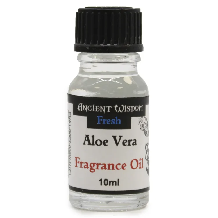 En transparent flaske med en mørk, skruehætte indeholder en gylden væske, der reflekterer lys. Flaskens overflade er glat med en etikette, der præsenterer teksten "Ancient Aloe Vera Duftolie" i en stilfuld skrifttype. Etiketdesignet inkluderer grønne nuancer og et simpelt mønster, der fremhæver produktets naturlige tema. Flasken har en kapacitet på 10 ml.