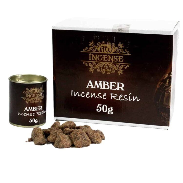 Gulbrun røgelse lavet af ravharpiks præsenteres i en gennemsigtig beholder. Harpiksen har en ujævn overflade med varierende nuancer, fra dyb rav til lys gylden. Stykkerne varierer i størrelse og form, nogle er kantede, mens andre er mere afrundede. Beholderens låg er klart og skaber en visuel kontrast til den matte tekstur af harpiksen.