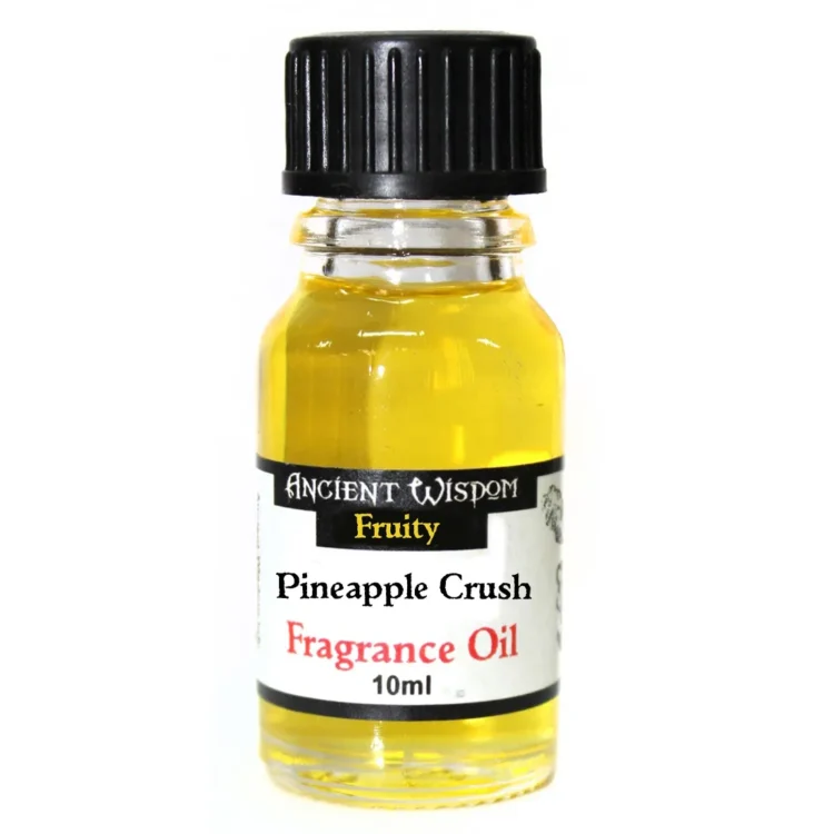 En glasflaske indeholder en klar, gylden væske med en let skinnende overflade. Flasken har en enkel, slank form med en sort skruelåg. Etiket på flasken er hvid med sort tekst, der angiver produktnavnet "Ancient Ananas". Designet er minimalistisk, med fokus på produktinformationen uden yderligere grafiske elementer. Flasken står på en neutral baggrund.