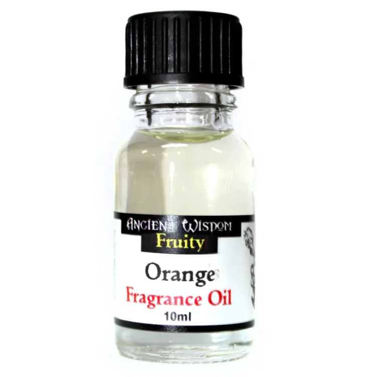 En gennemsigtig flaske med en let orange væske indeni. Flaskens form er slank med en rund bund og en smal hals. Låget er sort og har en skruemekanisme. Etiket med tekst i sort og orange, der angiver produktets navn og indhold. Flasken står på en neutral overflade, hvilket fremhæver den klare farve og designet.