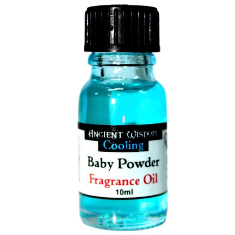 Flaske med en slank, gennemsigtig design i plast, som indeholder 10 ml klar væske. Låget er en skruehætte i hvid plast, der sikrer tæt lukning. Etiket i pastelfarver pryder flaskens front med teksten "Ancient Baby" og en beskrivelse af duften. Baggrunden er subtilt lys, hvilket fremhæver flaskens indhold og detaljerne på etiketten.