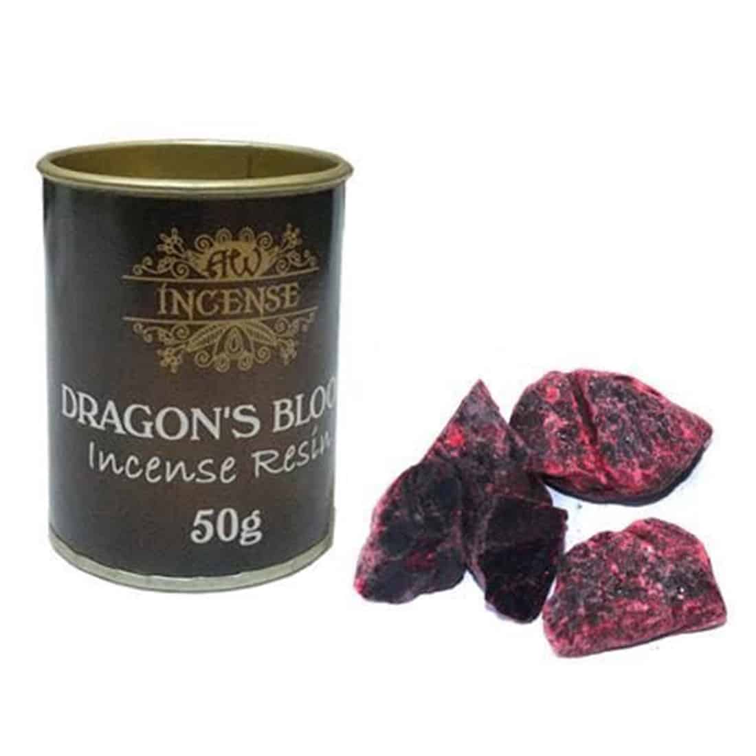 Rødbrun røgelsesharpiks i små stykker, der varierer i størrelse og form. Overfladen er glat med en let skinnende tekstur, og nogle stykker har en mere ru finish. Farven spænder fra dyb rød til brun med spor af orange nuancer. Indholdet præsenteres i en klar, gennemsigtig pakke, der fremhæver harpiksen.