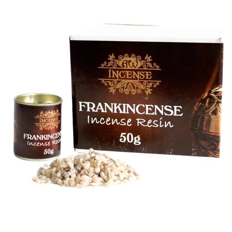 Gulbrun røgelse i form af små, ujævne stykker og krystaller pryder en hvid overflade. De enkelte stykker varierer i størrelse og har en delikat, næsten halvtransparent struktur. Nogle fragmenter har en let glinsende overflade, mens andre er mere matte. Røgelsen udstråler en naturlig, jordnær farvevariation, der spænder fra lys gylden til dyb rav.