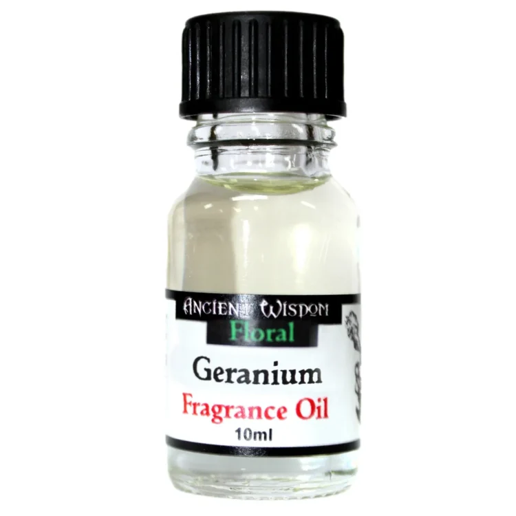 En lille, transparent flaske med en sort, skruehætte holder en klar, let gul væske. Flasken har en etiket med elegant typografi, der angiver "Ancient Geranium" og indeholder oplysninger om duftolien. Etiketdesignet præges af bløde farver og en simpel grafik, der giver et stilrent udtryk. Flasken står på en lys overflade, der reflekterer let.