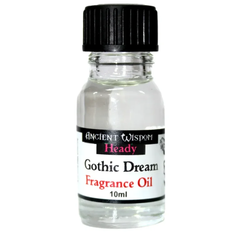 En mørk glasflaske med en gylden metalprop pryder overfladen. Flasken har en slank, cylindrisk form og er dekoreret med et detaljeret, gotisk inspireret mønster i sort og guld. Etiket med tekst i elegante skrifttyper angiver produktets navn og indhold. Flasken er placeret på en lys overflade, hvilket fremhæver dens dybe, rige farve.