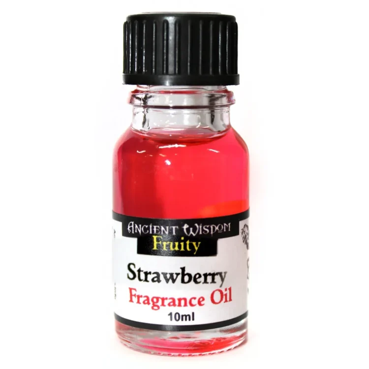 En lille, gennemsigtig flaske på 10 ml rummer en klar væske, der har en let gylden nuance. Flasken har en smal, sort skruelåg, som er let at åbne. Et farverigt etiket pryder flaskens front med illustrationer af jordbær og en skriftlig angivelse af duftolien. Labelen har en elegant typografi og en mat finish. Flasken står på en neutral overflade.