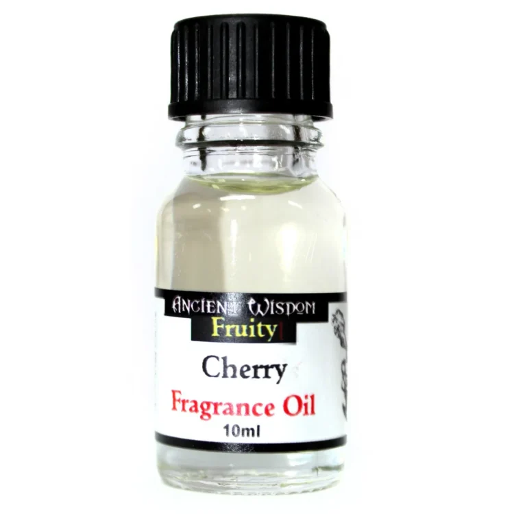 En lille glasflaske med en klar, gennemsigtig væske fylder indholdet. Flasken har en sort, skruehætte og en etiket, der præsenterer teksten "Ancient Kirsebær Duftolie" i en elegant skrifttype. Etiketens baggrund er hvid med en subtil, lyserød nuance. Flaskens form er cylindrisk, og den står på en lys overflade, hvilket skaber en enkel og stilren præsentation.