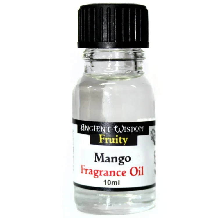 En transparent flaske med en mørk, gyldenbrun duftolie. Flasken har en rund form og en sort, skruehætte. Etiket på flasken er hvid med sort tekst, der angiver produktets navn og indhold. Flasken står på en lys overflade, og olien har en glinsende overflade, der reflekterer lyset. Flaskens indhold ser klart og ensartet ud.