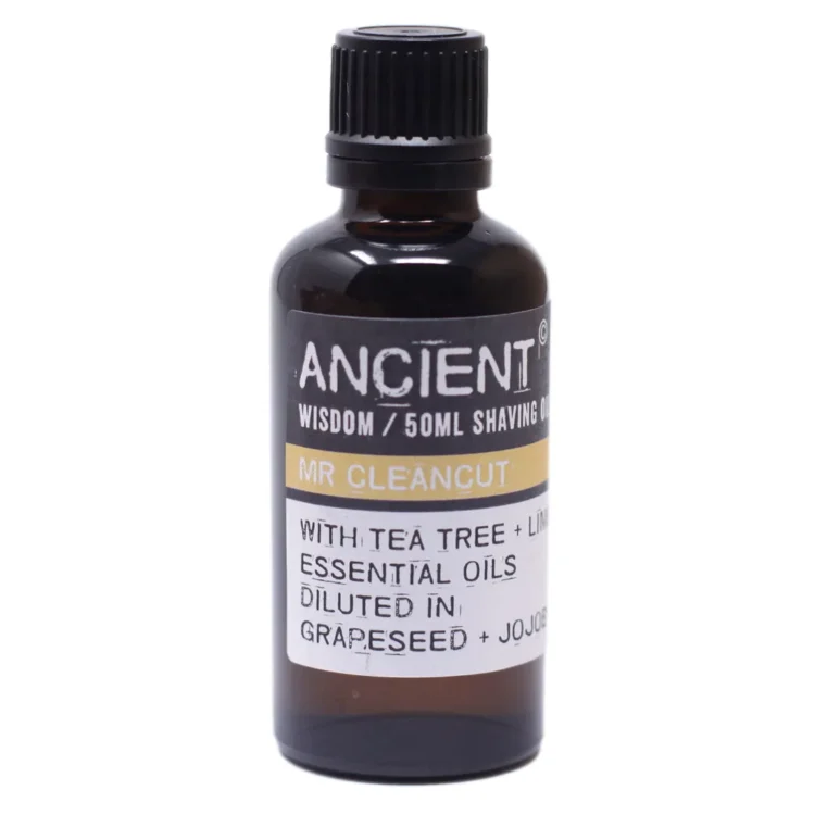 En lille, transparent flaske indeholder en gylden massageolie. Flasken har en elegant, slank form med en sort, skruelåg. Etiketens design præsenterer en mørk baggrund med lyse, kontrasterende skrifttyper og symboler, der angiver indholdet. Overfladen har en glat finish, hvilket giver et sofistikeret udseende. Indholdet reflekterer lyset, hvilket fremhæver oliens glans.