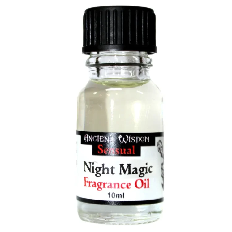 En transparent glasflaske med en sort, skrueforsegling og en dråbetip i toppen. Flasken rummer en klar, gylden væske. Et enkelt, hvidt etiket pryder flaskens front med sort tekst, der angiver produktnavnet. Flasken står på en lys overflade, der reflekterer en svag glans, omkranset af en neutral baggrund.