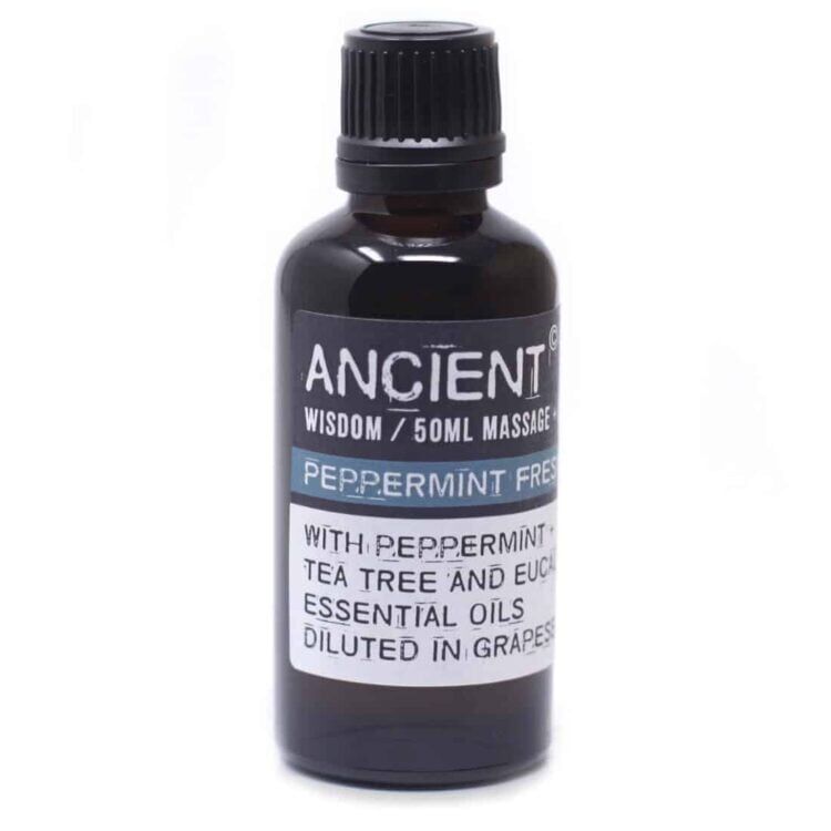 En klar flaske med en lys grønlig væske indeholder 50 ml massageolie. Flaskens form er slank og cylindrisk, med en sort skruelåg. Etiket i bløde farver pryder flasken, med tekst og symboler, der angiver produktinformation. Kanten er glat, og flasken står på en neutral overflade, hvilket fremhæver dens farve og design.