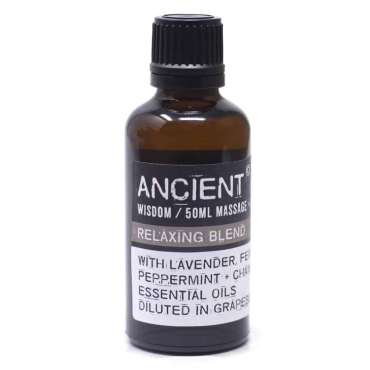 En transparent flaske med en mørkebrun væske indeholder 50 ml massageolie. Flaskens form er slank og høj, med en sort skruelåg, der har en lille åbning til dosering. Etiket på flasken har en naturlig farvepalet med grønne og brune nuancer, og teksten er i en elegant skrifttype, der angiver produktets navn og ingredienser.