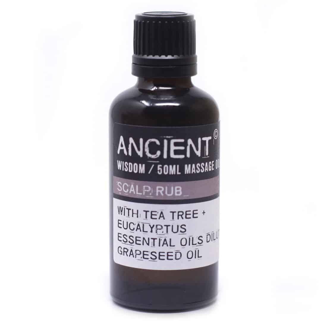 En flaske med massageolie står centralt på en neutral baggrund. Flasken har en slank, cylindrisk form og er lavet af klart glas, hvilket afslører den gyldne olie indeni. Låg i sort plast med en dispenserfunktion pryder toppen, mens etiketten har et enkelt design med tekst i sort og guld. Et naturligt mønster fremhæver flaskens elegance.