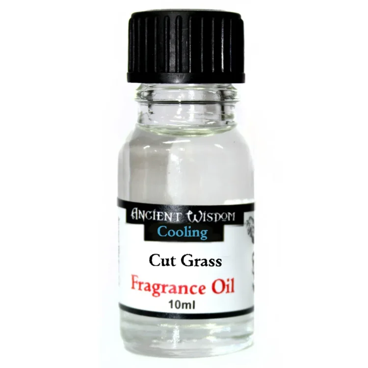 En lille, mørk glasflaske med en skruelåg af metal præsenterer sig. Flasken er fyldt med en klar væske, der har en svag gylden farve. Et label med tekst pryder flaskens front, hvor skrifttypen er enkel og letlæselig. Låget har en børstet overflade, og flaskens form er slank og elegant.