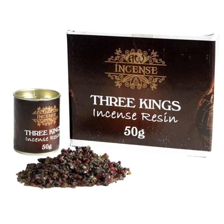Brune, kornede stykker af røgelse fylder en gennemsigtig pakke, som er lukket med en sort etiket. Et gyldent mønster pryder etiketten, der også indeholder teksten "Ancient Three Kings". Røgelsen har en glat overflade og varierer i størrelsen fra små til lidt større granuler. Baggrunden er lys og neutral, hvilket fremhæver røgelsens naturlige farver.