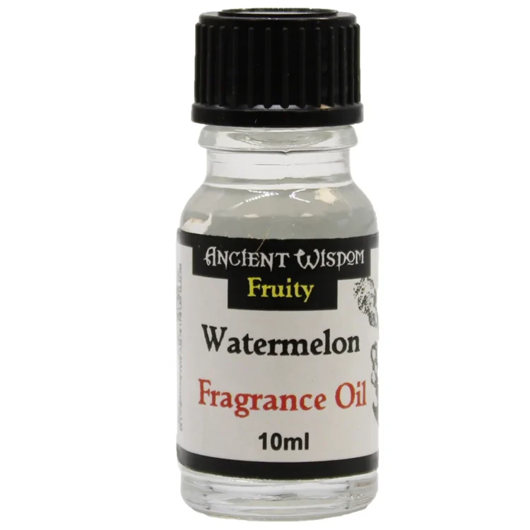 En lille, gennemsigtig flaske i glas rummer en klar væske med en let grønlig nuance. Flasken har en sort, skruelåg, der afsluttes med en dråberør i hvid plastik. Etiket på flasken præsenterer produktnavnet "Ancient Vandmelon Duftolie" med grønne og sorte skrifttyper. Flaskeformen er cylindrisk, og den står på en lys overflade, der fremhæver dens glans.