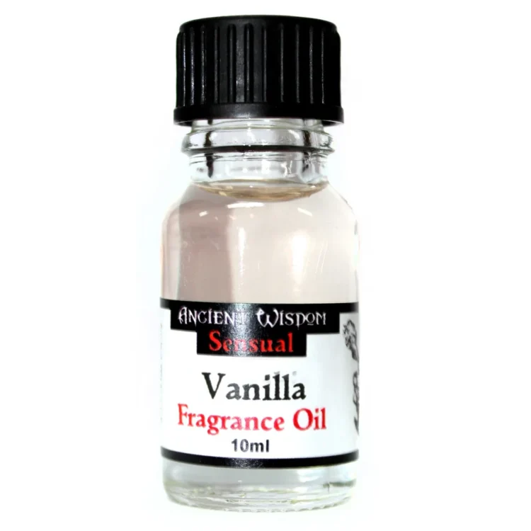 En klar, lille glasflaske indeholder en gyldenbrun væske. Flaskens form er slank med en sort, skruelåg, der har en let tekstur. På flaskens etiket står der "Ancient Vanilje Duftolie" med en elegant skrifttype. Et enkelt, stiliseret mønster pryder etikettens nederste del, og flasken står på en lys overflade, hvilket fremhæver dens farve og design.