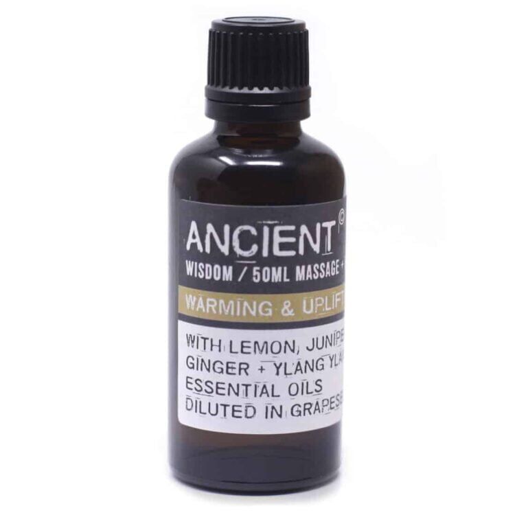 En transparent flaske med en rund form, der indeholder en gyldenbrun massageolie. Flaskens overflade er glat, og den har en sort, skruelåg i plastik. Etiket med farverne hvid og guld pryder flasken, med tekst i elegant skrifttype. Flaskens indhold reflekterer lys, hvilket fremhæver oliens glans og tekstur.